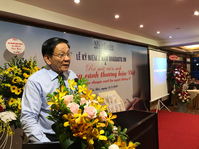 Tạp chí Nhà đầu tư ra mắt cuốn sách ‘Nâng cánh thương hiệu Việt’ ảnh 1