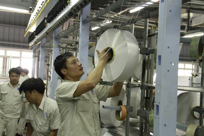 Người lao động làm việc trong Nhà máy Xơ sợi Polyester Đình Vũ. (Ảnh: Đức Duy/Vietnam+) Xem xét đưa DAP 1-Hải Phòng ra khỏi danh sách các dự án thua lỗ ảnh 1