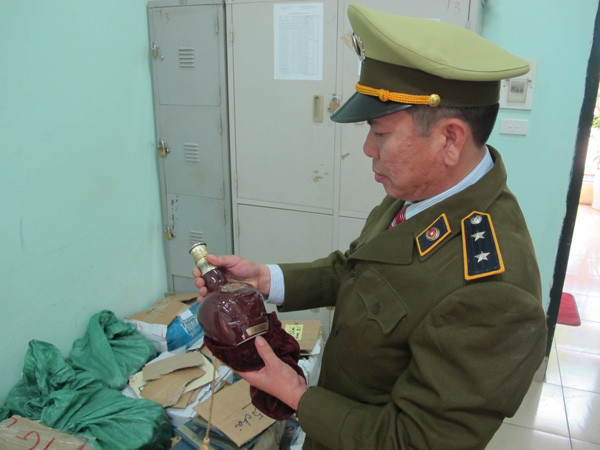Kiểm tra xuất xứ số rượu nhập khẩu (Ảnh: Đức Duy/Vietnam+) Hà Nội: Thu giữ hàng trăm chai rượu ngoại nhập lậu ảnh 1
