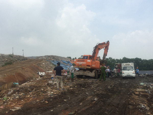 Tiêu hủy 1 tấn hàng giả bị tịch thu tại thị trường Hà Nội ảnh 1