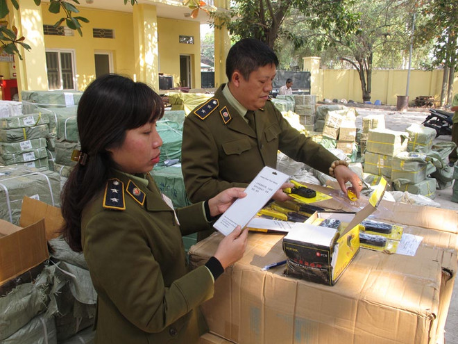 Đội Quản lý thị trường số 1 phối hợp với Công an Hoàng Mai đang kiểm tra hàng lậu. (Ảnh: Đức Duy/Vietnam+) Hà Nội: Thu giữ hàng trăm kiện hàng cơ khí, linh kiện nhập lậu ảnh 1