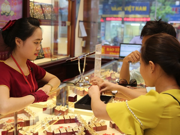 Khách hàng đang giao dịch vàng miếng. (Ảnh: Đức Duy/Vietnam+) Sau thông điệp của Ngân hàng nhà nước, giá vàng SJC giảm tăng ảnh 1