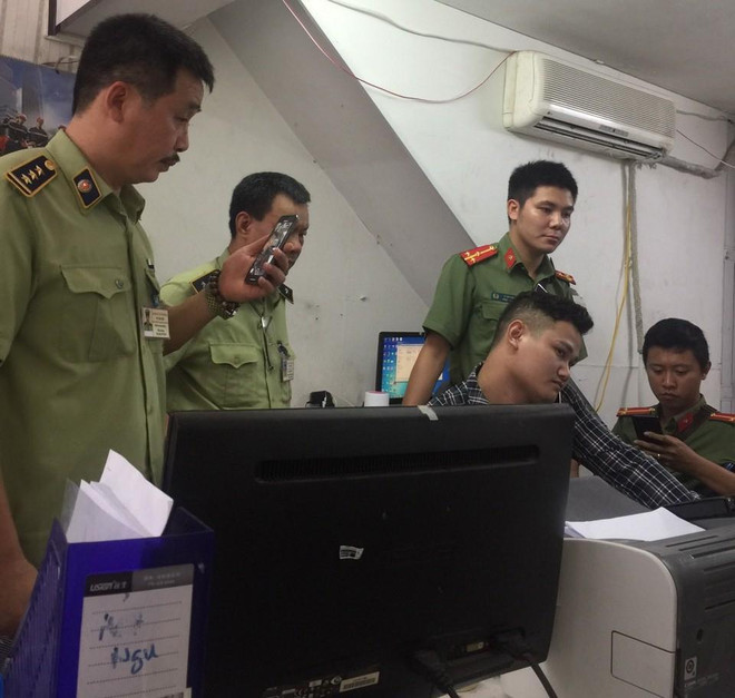 Lực lượng chức năng đang kiểm tra cửa hàng kinh doanh điện thoại di động số tại địa chỉ số 27 Trần Bình, Cầu Giấy. (Ảnh: dms.gov.vn) Lật tẩy trang website lừa bán điện thoại 'chính hãng' giá rẻ ảnh 1
