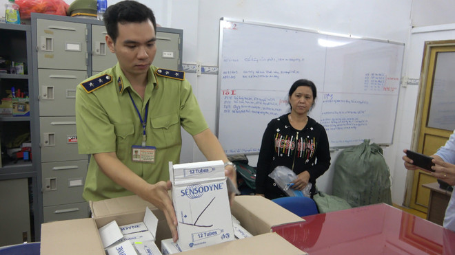 Lực lượng Quản lý thị trường đang kiểm tra lô sản phẩm kem đánh răng Sensodyne. (Ảnh: dms.gov.vn) Thu nhiều sản phẩm nghi làm giả trên địa bàn Thành phố Hồ Chí Minh ảnh 1
