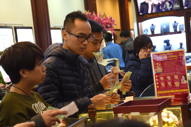 Đảo chiều tăng giá, vàng SJC tiến sát mốc 43 triệu đồng mỗi lượng ảnh 1