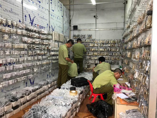 Thu giữ gần 3.000 sản phẩm giả thương hiệu nổi tiếng tại chợ Ninh Hiệp ảnh 1