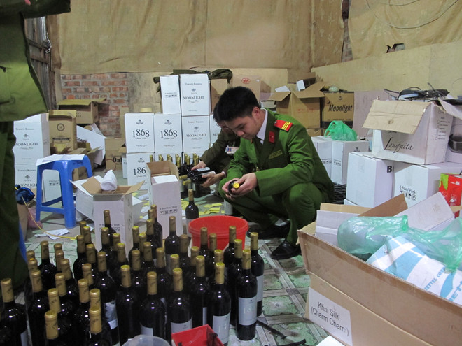 Ảnh chỉ mang tính minh họa. (Nguồn: Đức Duy/Vietnam+) Nghiêm cấm bày bán, kinh doanh "rượu 3 không" dưới mọi hình thức ảnh 1