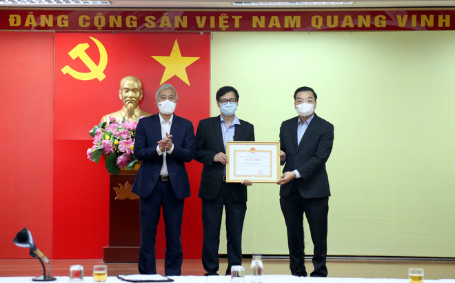 Chủ tịch Chu Ngọc Anh tặng bằng khen cho tập thể Trung tâm kiểm soát bệnh tật. (Ảnh: PV/Vietnam+) Chủ tịch Hà Nội: Đảm bảo người dân trong khu cách ly đón Tết an toàn ảnh 2