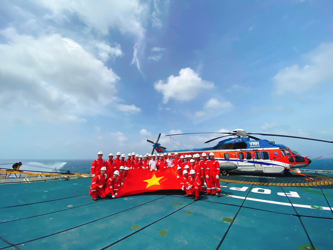 Lãnh đạo PetroVietnam và người lao động Dầu khí với Hành trình Mùa Xuân từ những giếng dầu tại giàn Hải Thạch-PQP. Công trình dầu khí xa đất liền nhất trên biển Đông. (Ảnh: Vietnam+) Mùa Xuân từ những giếng dầu: Hành trình xúc cảm của người dầu khí ảnh 1