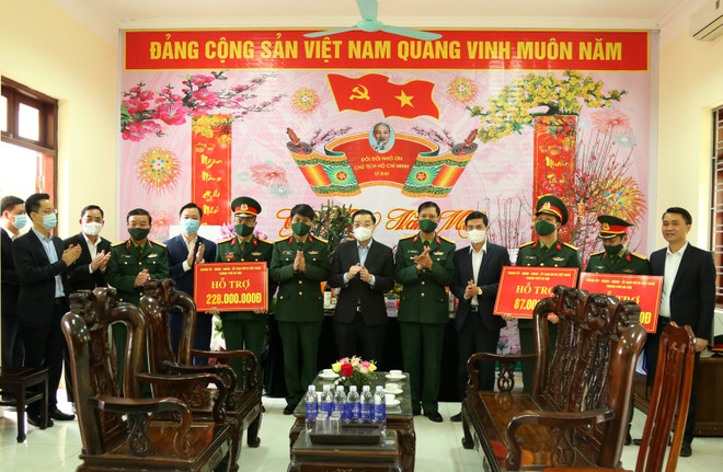 Chủ tịch Chu Ngọc Anh trao hỗ trợ của Thành ủy - HĐND - UBND - UB MTTQ TP cho các chiến sỹ thuộc Trung đoàn 58, Tiểu đoàn 14, Tiểu đoàn 15 (Sư đoàn 308).(Ảnh: PV/Vietnam+) Chủ tịch Hà Nội: Đảm bảo người dân trong khu cách ly đón Tết an toàn ảnh 1
