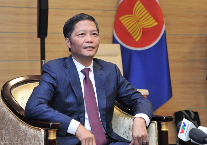 Ủy viên Bộ Chính trị, Trưởng Ban Kinh tế Trung ương, Bộ trưởng Bộ Công Thương Trần Tuấn Anh trao đổi với báo chí. (Ảnh: Đức Duy/Vietnam+) Bộ trưởng Công Thương: 'Đóng góp của giai đoạn 2016-2020 rất nổi trội' ảnh 2