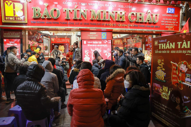 Hà Nội: Giá vàng giảm mạnh, mua bán nhộn nhịp trong ngày vía Thần Tài ảnh 1