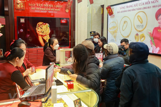 Chênh lệch giá mua và bán vàng tăng rất cao trong ngày vía Thần Tài ảnh 1