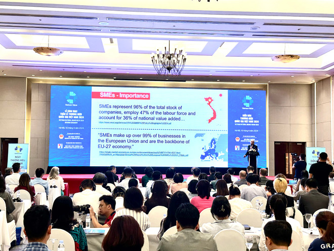 Các chuyên gia chia sẻ tại Diễn đàn. (Ảnh: Đức Duy/Vietnam+) IMG_4953.jpg