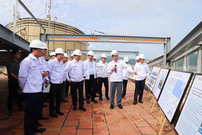 Ông Lê Mạnh Hùng thị sát khu vực thi công chân đế điện gió ngoài khơi của PTSC. (Ảnh: PV/Vietnam+) Anh 1.JPG