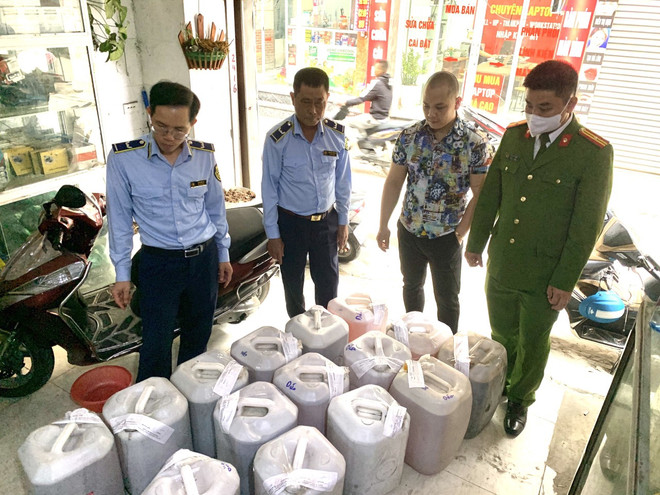 Tạm giữ hàng trăm lít rượu màu thủ công không rõ nguồn gốc xuất xứ ảnh 1