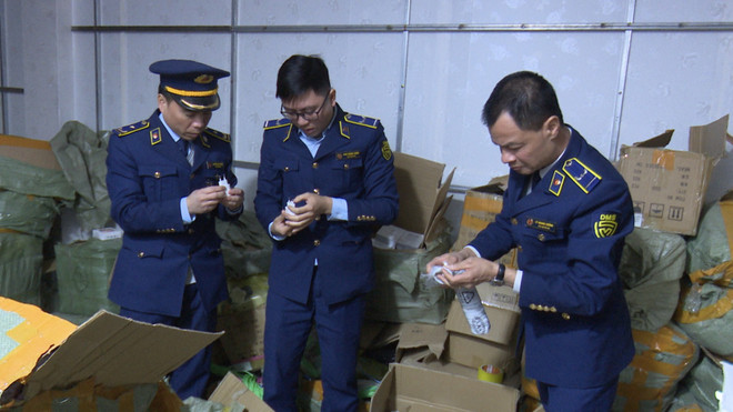 Phát hiện kho chứa gần 100.000 sản phẩm hàng điện tử nghi nhập lậu ảnh 1