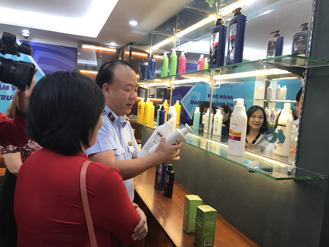 Nhận diện hóa mỹ phẩm giả qua việc trưng bày cùng hàng thật ảnh 1