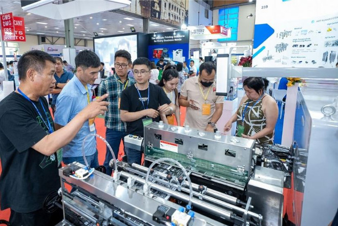 Xu hướng tiêu dùng Xanh đòi hỏi sản xuất phải thúc đẩy sản phẩm bảo vệ môi trường. (Ảnh: Đức Duy/Vietnam+) nhua.JPG