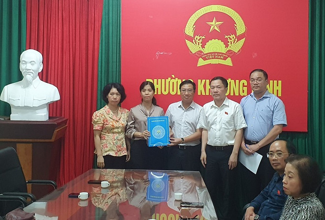 Các đại biểu HĐND thành phố Hà Nội trao quà hỗ trợ cho Ủy ban Mặt trận Tổ quốc Việt Nam phường Khương Đình, quận Thanh Xuân. (Ảnh: PV/Vietnam+) Hà Nội: Thông qua mức hỗ trợ người bị ảnh hưởng vụ cháy tại Thanh Xuân ảnh 3