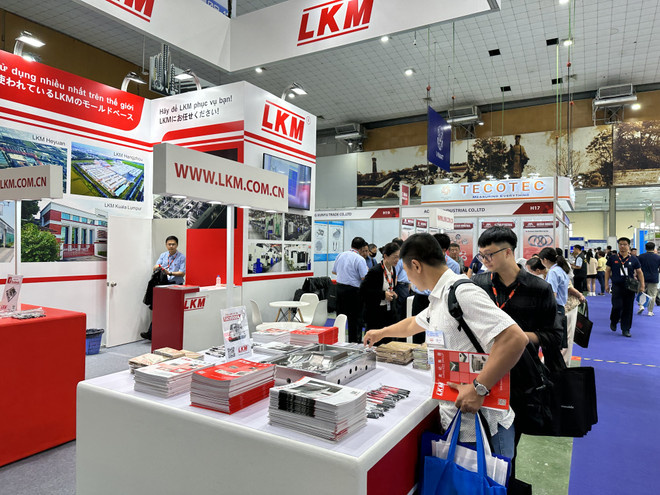 Các triển lãm tạo cơ hội giúp doanh nghiệp kết nối với khách hàng, mở rộng thị trường. (Ảnh: Đức Duy/Vietnam+) Công nghiệp hỗ trợ: Tạo lực đẩy để doanh nghiệp kết nối chuỗi cung ứng ảnh 3