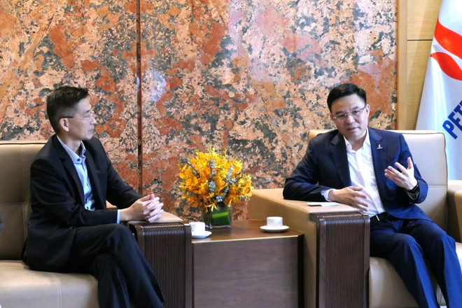Tổng Giám đốc PetroVietnam Lê Mạnh Hùng trao đổi cùng ông Wong Kim Yin, Tổng Giám đốc Sembcorp Industries (Singapore) về hợp tác phát triển năng lượng xanh. (Ảnh: PV/Vietnam+) Phát triển năng lượng tái tạo ngoài khơi: PVN lĩnh 'ấn tiên phong' ảnh 2