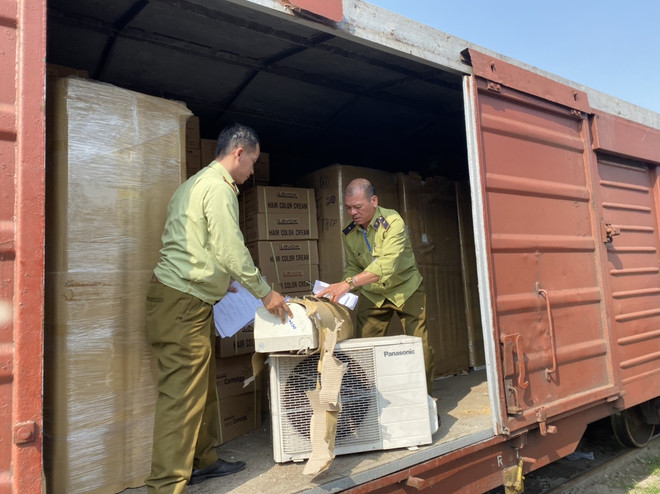 Phát hiện lô điều hòa, tủ lạnh có dấu hiệu nhập lậu tại Ga Giáp Bát ảnh 1