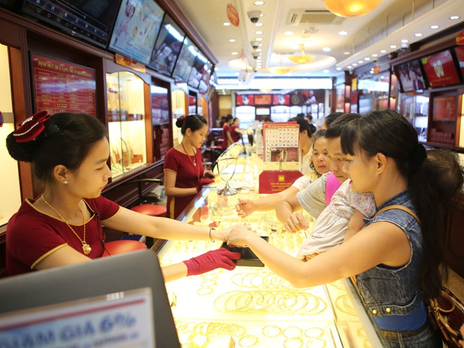 Giá vàng thế giới giảm, thấp hơn thương hiệu SJC 150.000 đồng ảnh 1