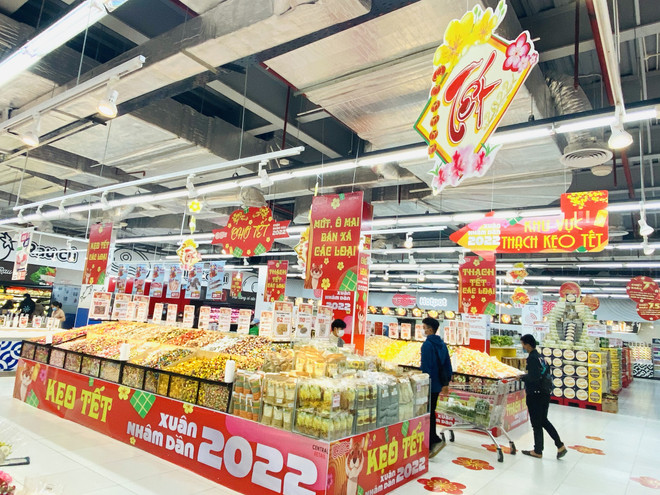 Bánh kẹo Tết đã được trưng bày bắt mắt tại Đại siêu thị GO! BigC. (Ảnh: Xuân Quảng/Vietnam+) Sức mua tăng dần, doanh nghiệp hối hả phục vụ hàng hoá Tết ảnh 1