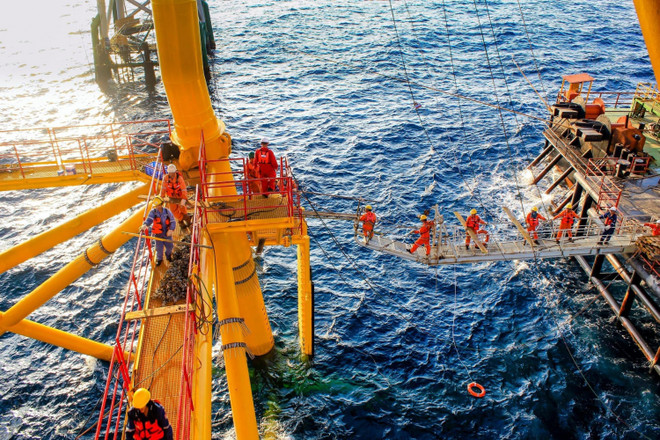 Bảo dưỡng giàn khoan trên biển. (Ảnh: Vietnam+) Năm 2021: PetroVietnam vượt thách thức, tăng trưởng ngoạn mục ảnh 1