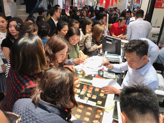 Vàng SJC đồng loạt giảm, tỷ giá USD tại nhiều ngân hàng đi xuống ảnh 1