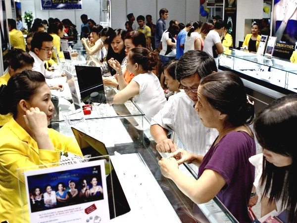 Vàng trong nước điều chỉnh chậm hơn thế giới, chênh lệch nới rộng ảnh 1