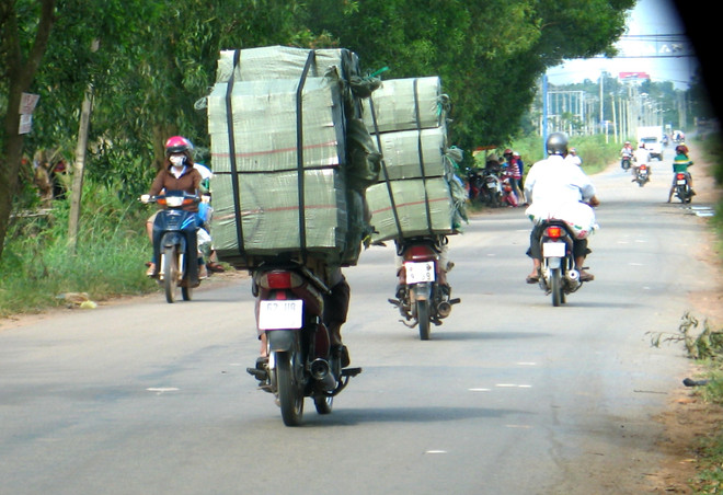 Sử dụng xe máy vận chuyển thuốc lá lậu trên đường. (Ảnh: Thanh Bình/TTXVN) "Địa phương vào cuộc, hiệu quả chống buôn lậu sẽ rõ rệt hơn" ảnh 1