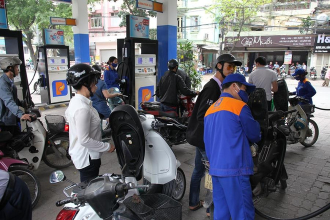Nhân viên Petrolimex đang bán xăng cho khách hàng. (Ảnh: Đức Duy/Vietnam+) Sau hai lần giảm, giá xăng E5 RON92 còn 19.358 đồng mỗi lít ảnh 1