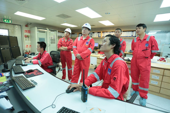 Cán bộ công nhân viên BIENDONG POC làm việc tại Phòng điều khiển trung tâm trên Giàn PQP - HT. (Ảnh: Đức Duy/Vietnam+) BIENDONG POC đón nhận 10 tỷ m3 khí sau 5 năm vận hành khai thác ảnh 2