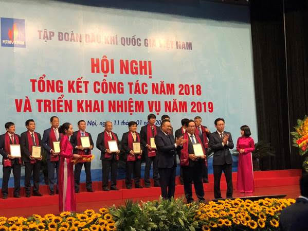 Tổng Giám đốc BIENDONG POC Ngô Hữu Hải đón nhận biểu trưng vinh danh từ lãnh đạo Tập đoàn Dầu khí Việt Nam. (Ảnh: Đức Duy/Vietnam+) BIENDONG POC đón nhận 10 tỷ m3 khí sau 5 năm vận hành khai thác ảnh 1