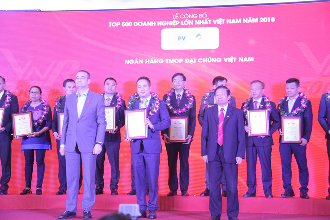 Đại diện PVCombank đón nhận Giấy chứng nhận Top 500 Doanh nghiệp lớn nhất Việt Nam 2018. (Ảnh: Đức Duy/Vietnam+) PVN được vinh danh trong tốp 500 doanh nghiệp lớn nhất Việt Nam 2018 ảnh 3