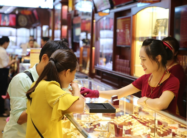 Vàng SJC tiếp tục trượt giảm, giao dịch dưới mốc 34 triệu đồng ảnh 1