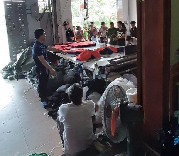 Tạm giữ hàng nghìn sản phẩm nghi làm giả các nhãn hiệu nổi tiếng ảnh 1