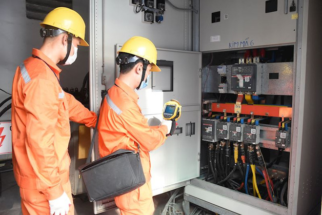 Nhân viên EVNHANOI kiểm tra vận hành thiết bị điện. (Ảnh: PV/Vietnam+) EVNHANOI khẳng định không cắt điện luân phiên trên địa bàn Thủ đô ảnh 1