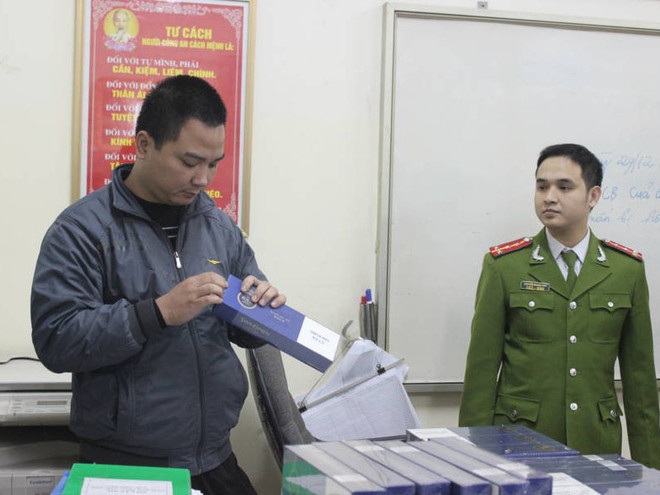 Bắt đối tượng vận chuyển hơn 300 cây thuốc lá điếu nhập lậu ảnh 1