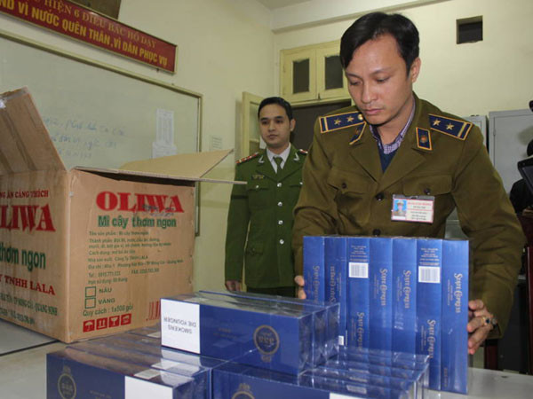 Bắt đối tượng vận chuyển hơn 300 cây thuốc lá điếu nhập lậu ảnh 5