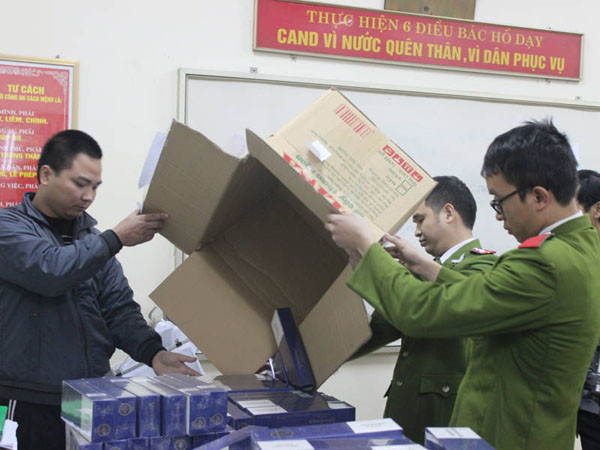 Bắt đối tượng vận chuyển hơn 300 cây thuốc lá điếu nhập lậu ảnh 2