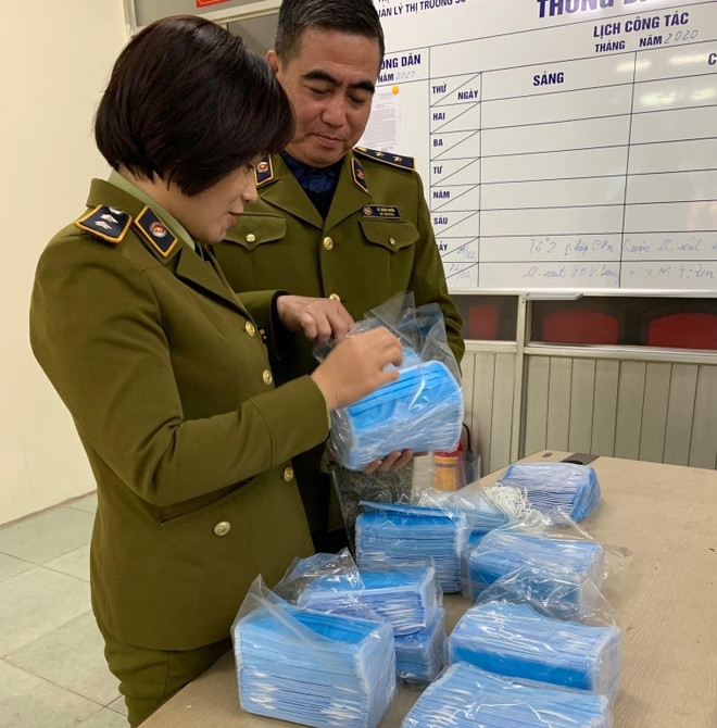 Quản lý thị trường xử lý hơn 1.220 vụ vi phạm về giá bán khẩu trang ảnh 1