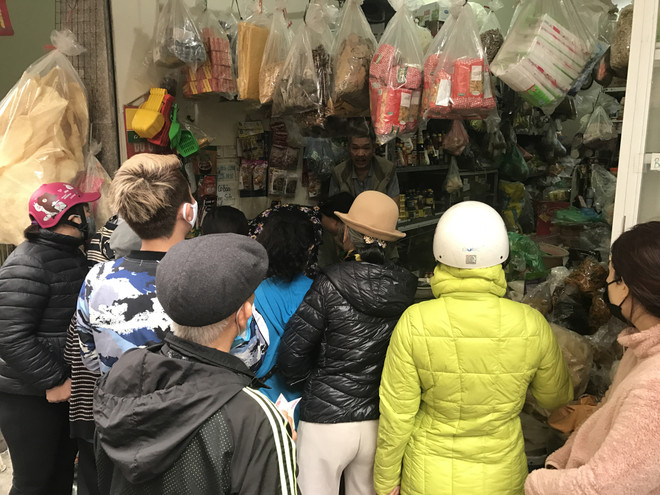 Hệ lụy từ tâm lý đám đông: Làm trầm trọng việc thiếu hàng, sốt giá ảnh 1