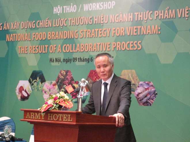 Thứ trưởng Trần Quốc Khánh phát biểu tại hôi thảo xây dựng chiến lược thương hiệu ngành thực phẩm. (Ảnh: Đức Duy/Vietnam+) Người tiêu dùng thế giới chưa biết nhiều về thương hiệu nông sản Việt ảnh 2