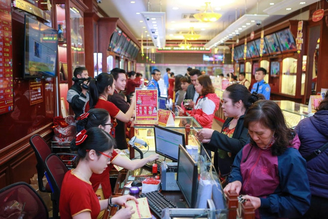 Giá vàng SJC vẫn cao hơn thế giới gần 3 triệu đồng mỗi lượng ảnh 1