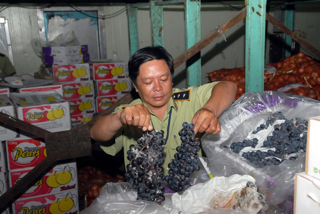 Thị trường Tết ở Hà Nội: Hàng hết hạn nhiều, thực phẩm bẩn tràn lan ảnh 2