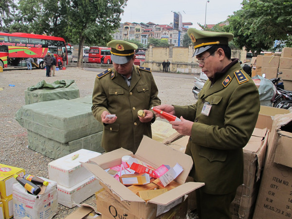 Hà Nội: "Tấn công" hàng nhái bản quyền ở các tuyến phố chuyên doanh ảnh 2