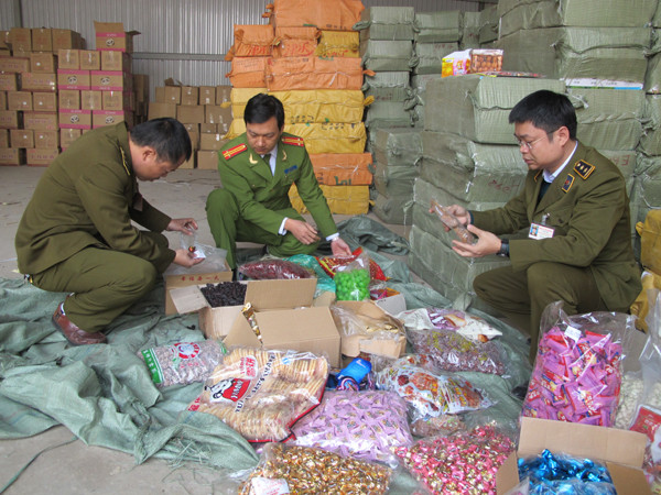 Thị trường Tết ở Hà Nội: Hàng hết hạn nhiều, thực phẩm bẩn tràn lan ảnh 1